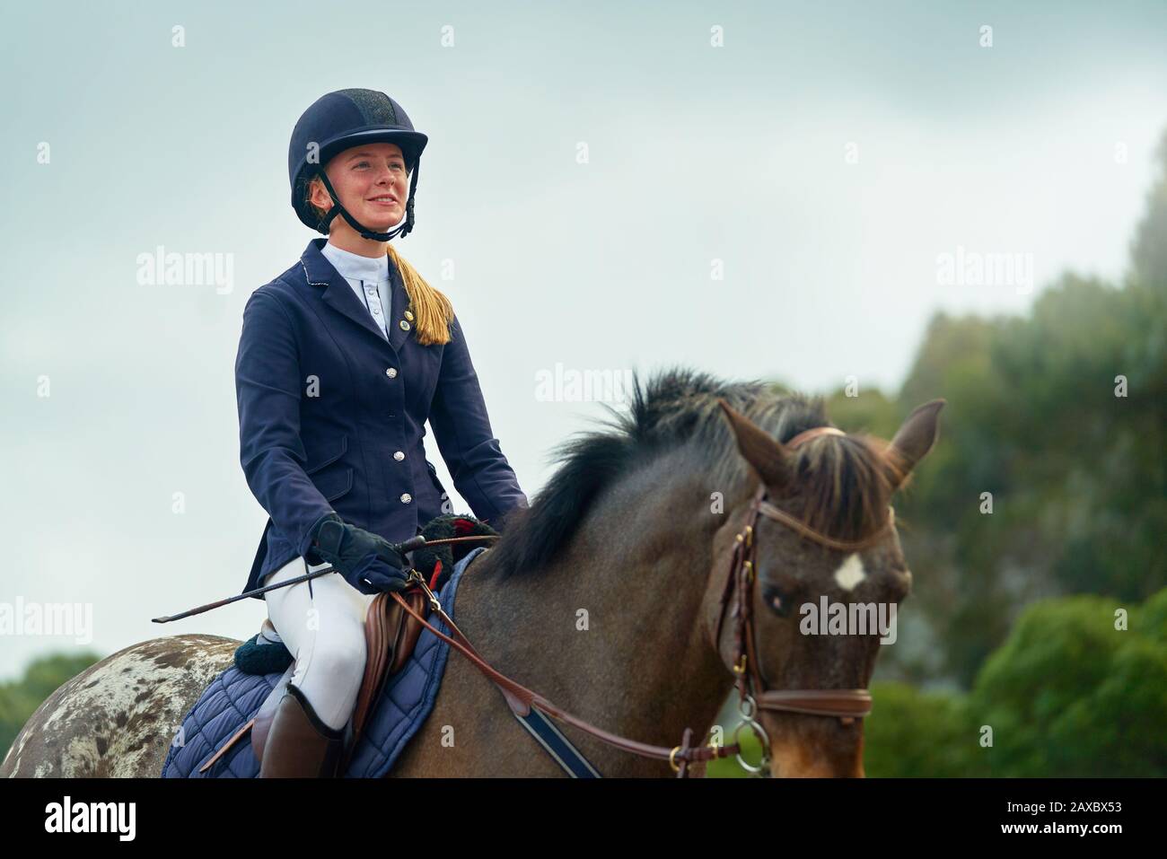 Sicura ragazza giovane sorridente equitazione equestre equitazione Foto Stock