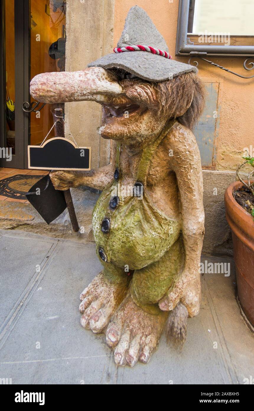 Marionette raffiguranti un troll nelle strade della città Foto Stock