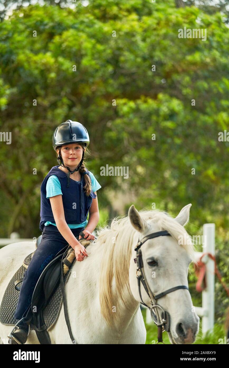 Ritratto sicuro ragazza equitazione Foto Stock