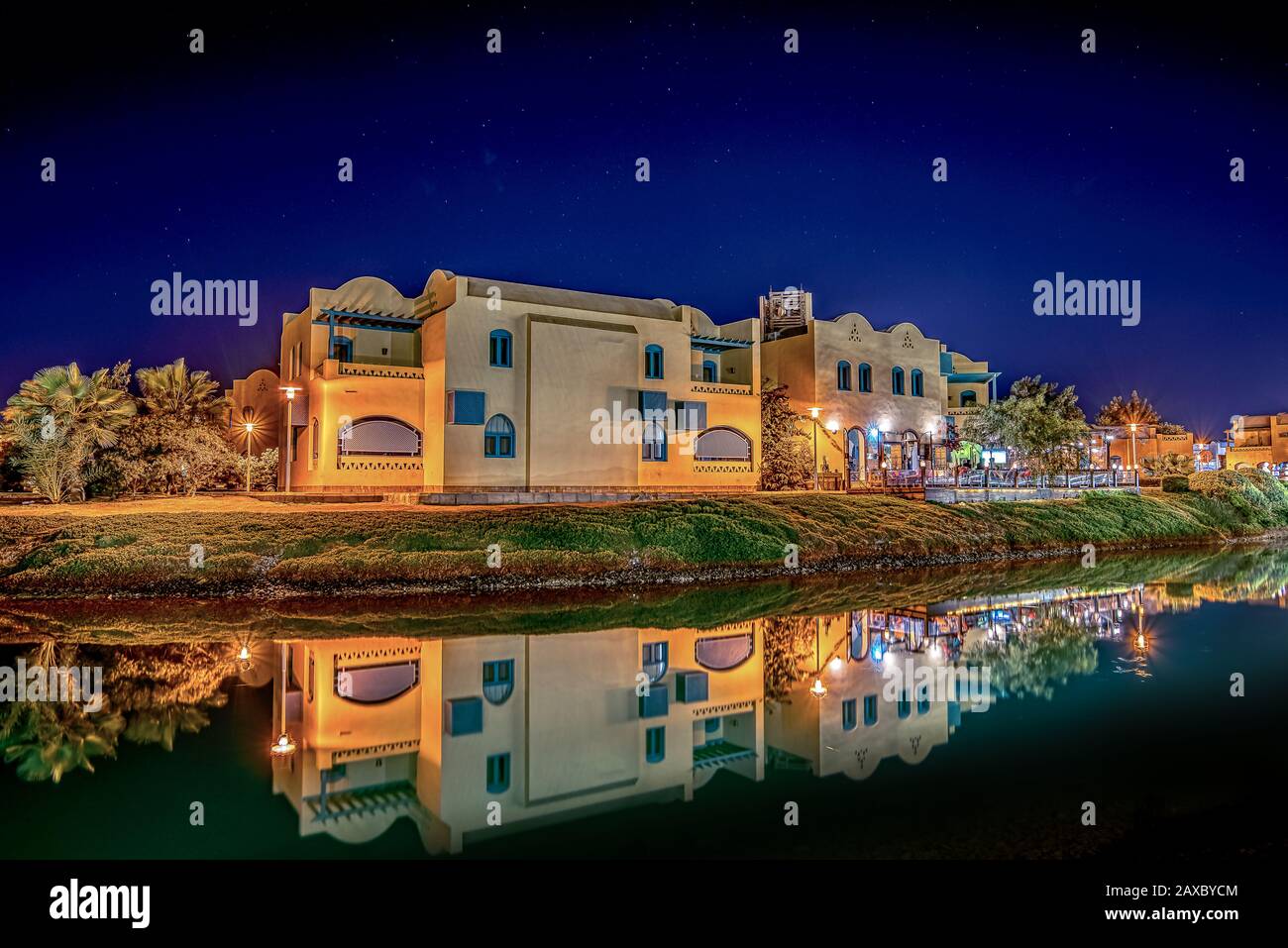 Case egiziane a lato della laguna, che riflette in acqua di notte, el Gouna, Egitto, 16 gennaio 2020 Foto Stock