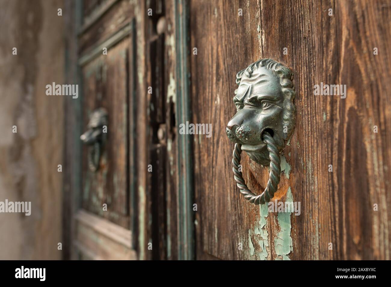 Chiudiporta in bronzo su una porta marrone a Venezia (Italia) Foto Stock