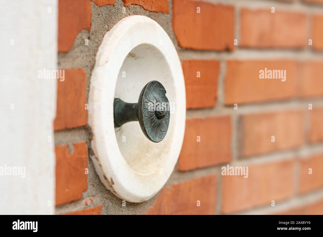 Primo piano di un vecchio campanello su un muro di mattoni a Venezia (Italia) Foto Stock