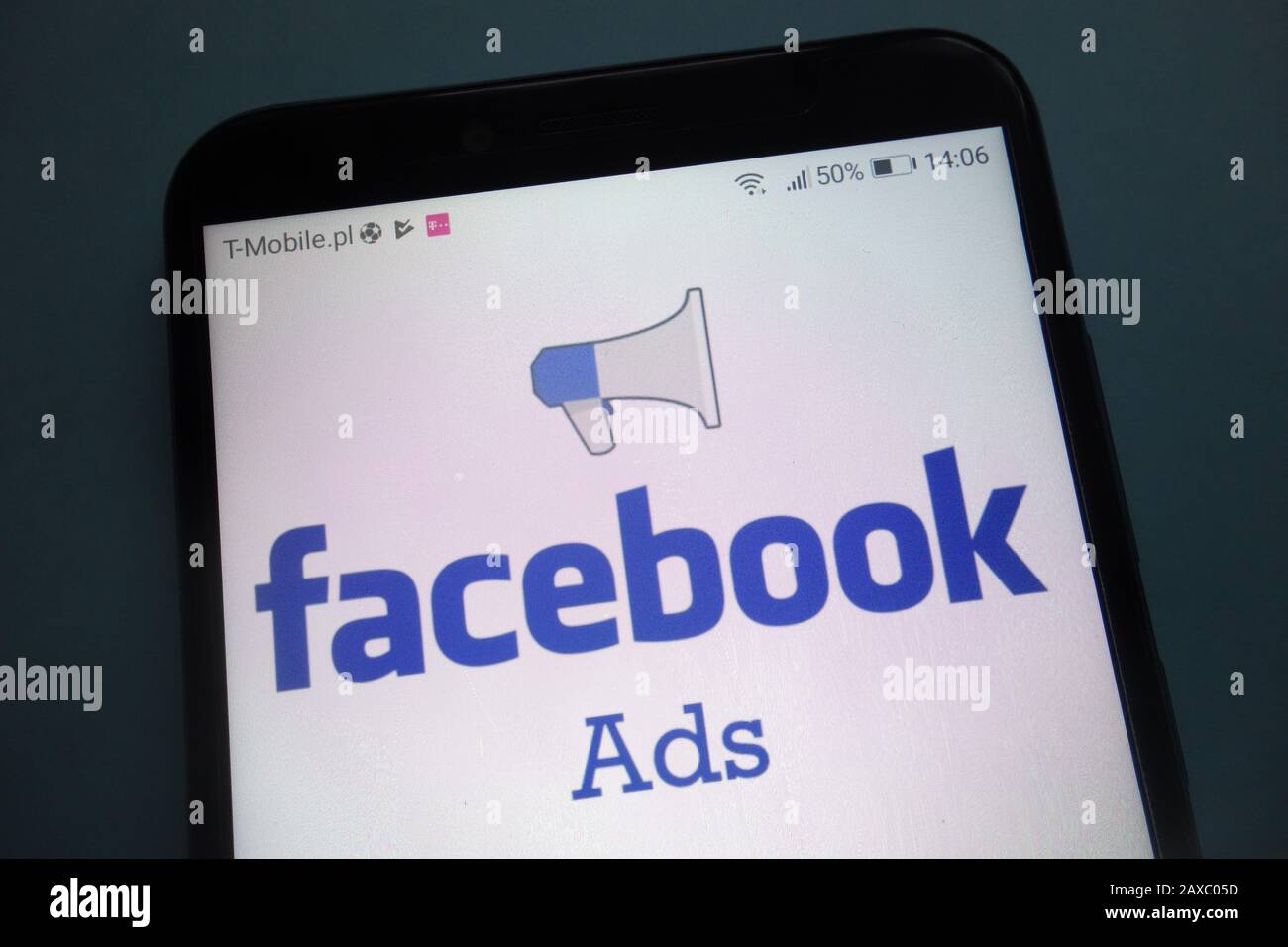 Logo degli annunci Facebook sullo smartphone Foto Stock