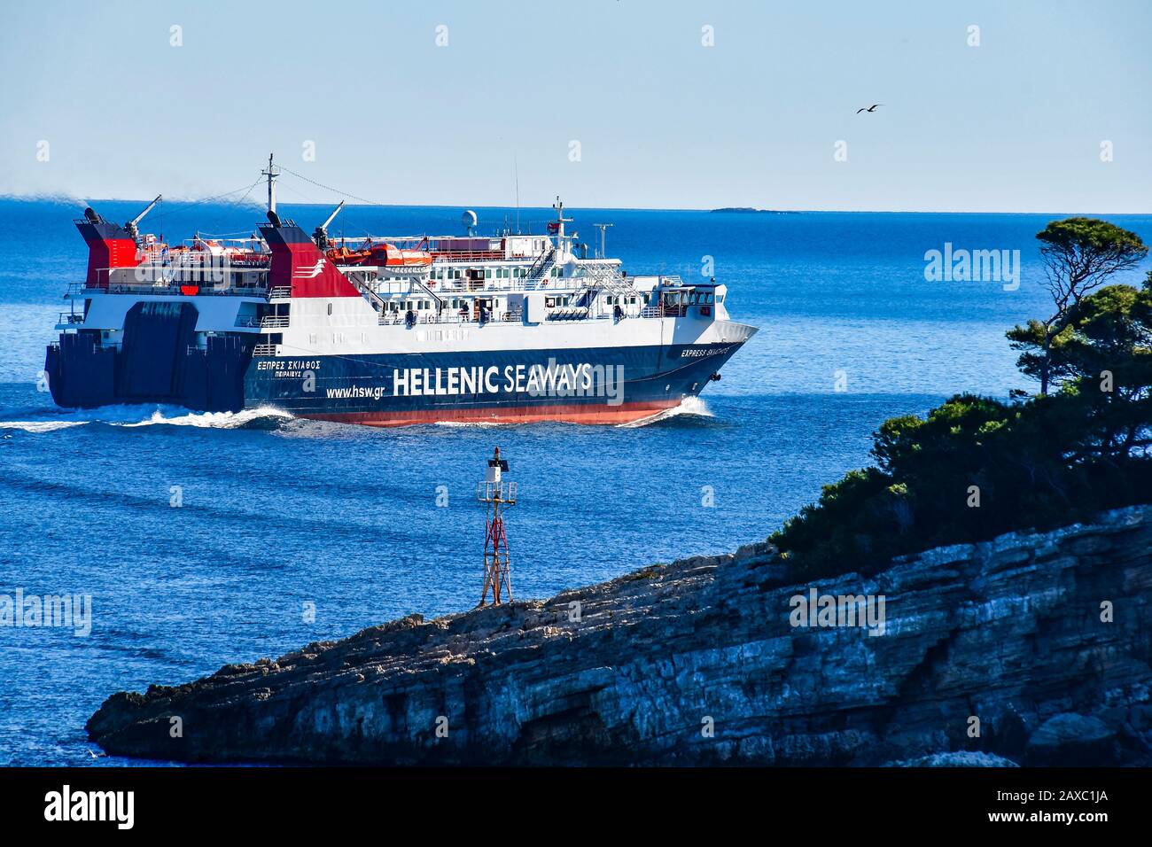 Traghetto Express Skiathos da Hellenic Seaways compagnia che lascia il porto di Patitiri, isola di Alonissos, Sporadi, Grecia Foto Stock