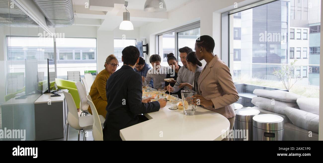 Gli uomini d'affari che si godono il pranzo al sushi Foto Stock