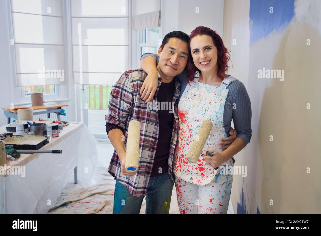 Ritratto felice, affettuoso dipinto di coppia Foto Stock