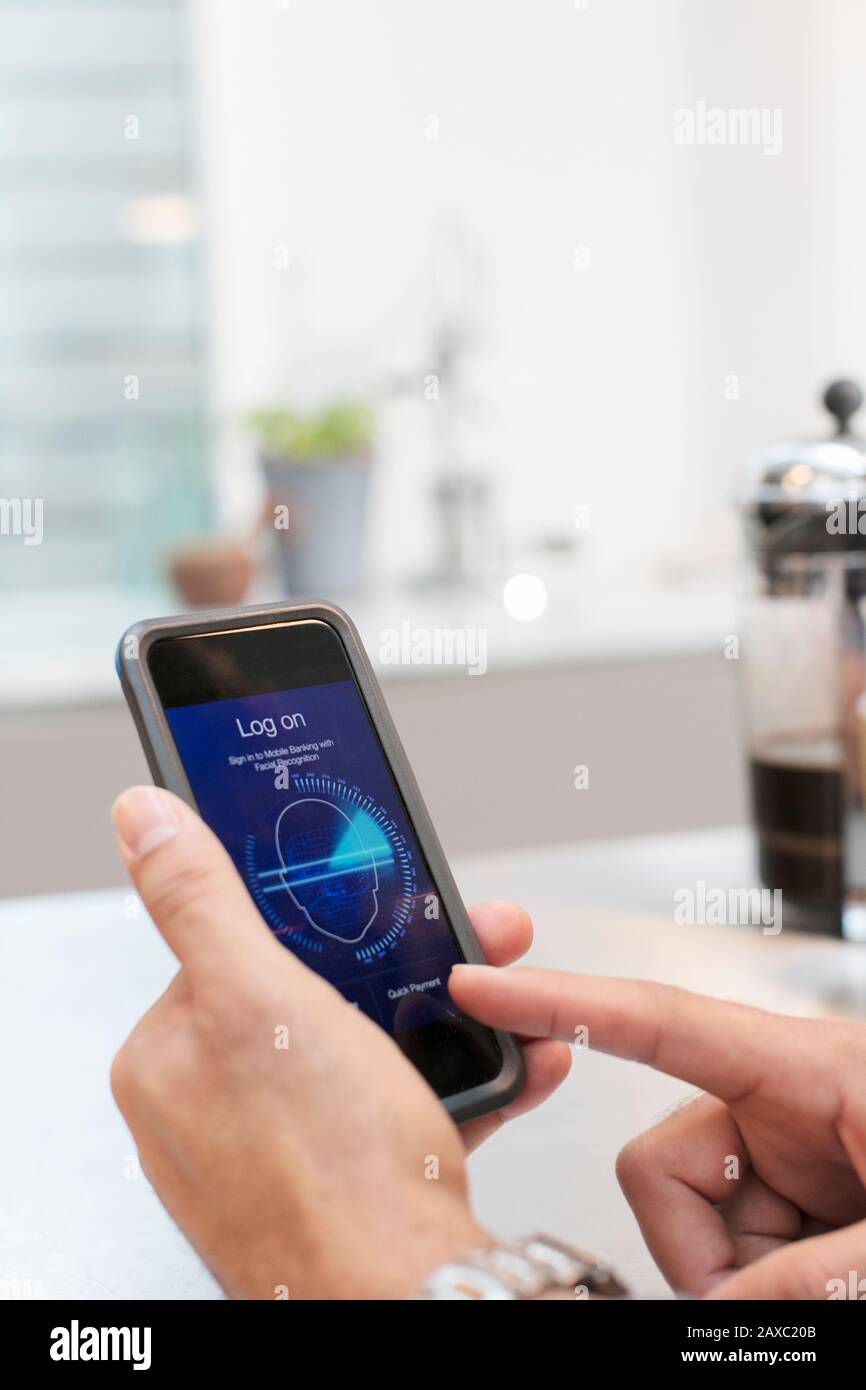 Primo piano man logging on to smart phone with face recognition Foto Stock