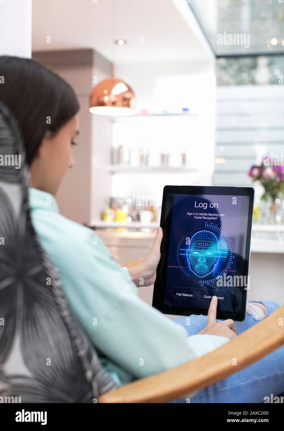 Ragazza che accede al tablet digitale con riconoscimento facciale Foto Stock