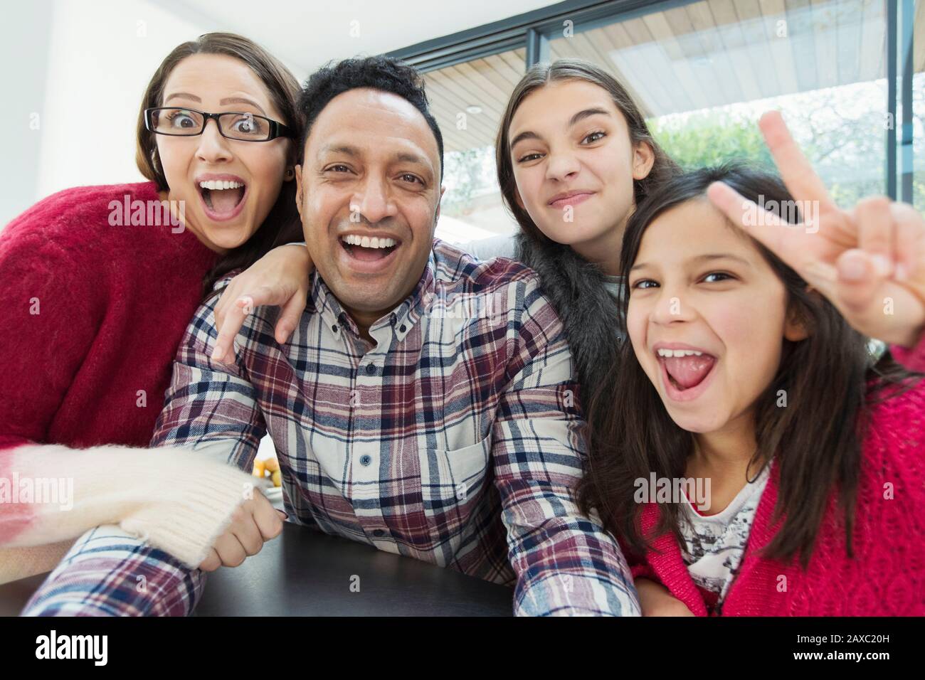 Ritratto giocoso, famiglia felice Foto Stock