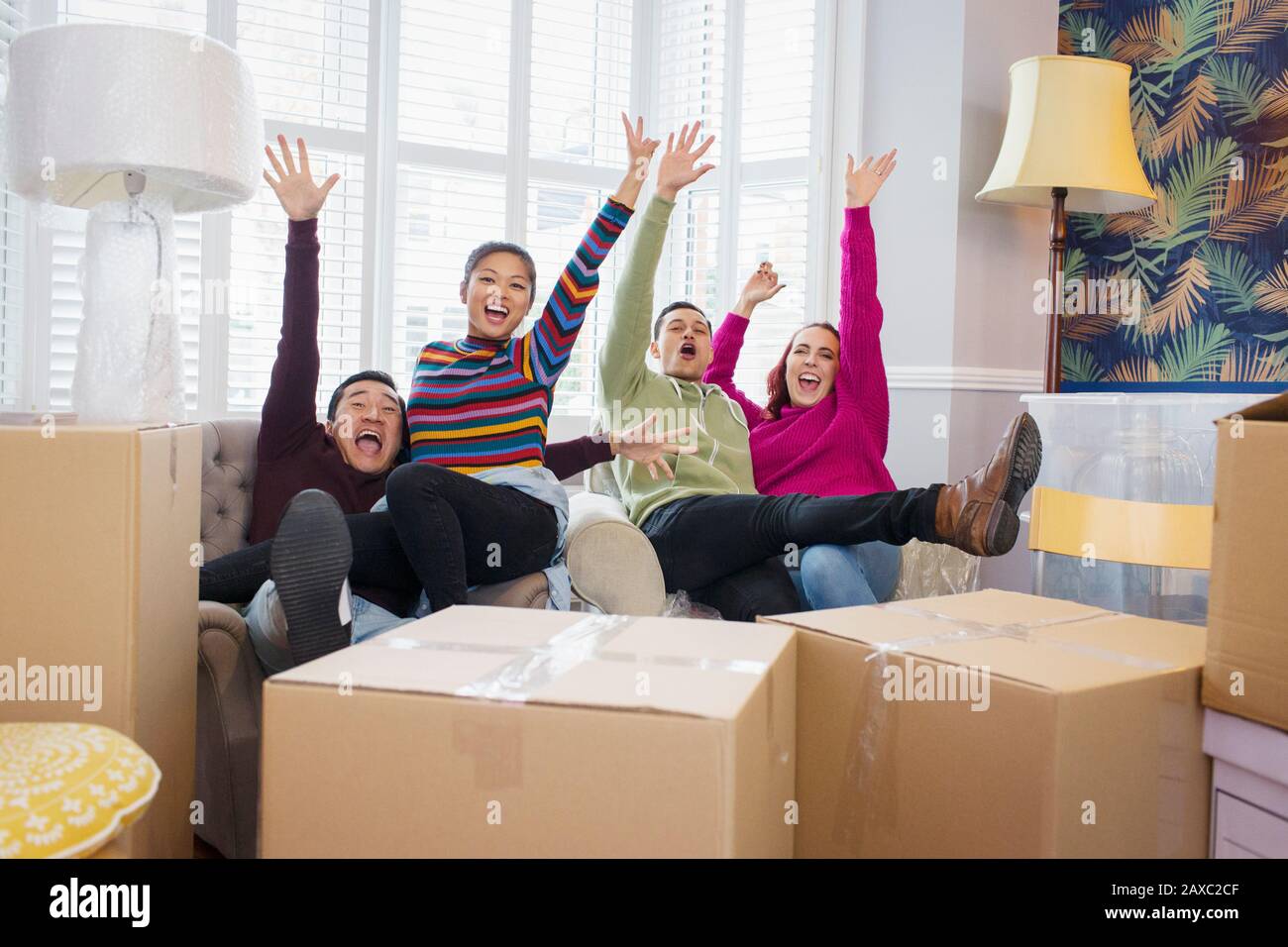 Ritratto amici giocosi prendere una pausa dal muoversi, celebrare e rallegrare Foto Stock