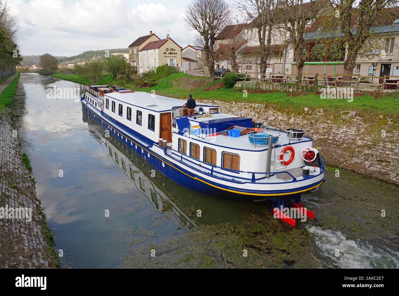 La Belle Epoque chiatta di lusso sul canale di Borgogna (Canal de Bourgogne) a Chassignelles, Francia. Foto Stock