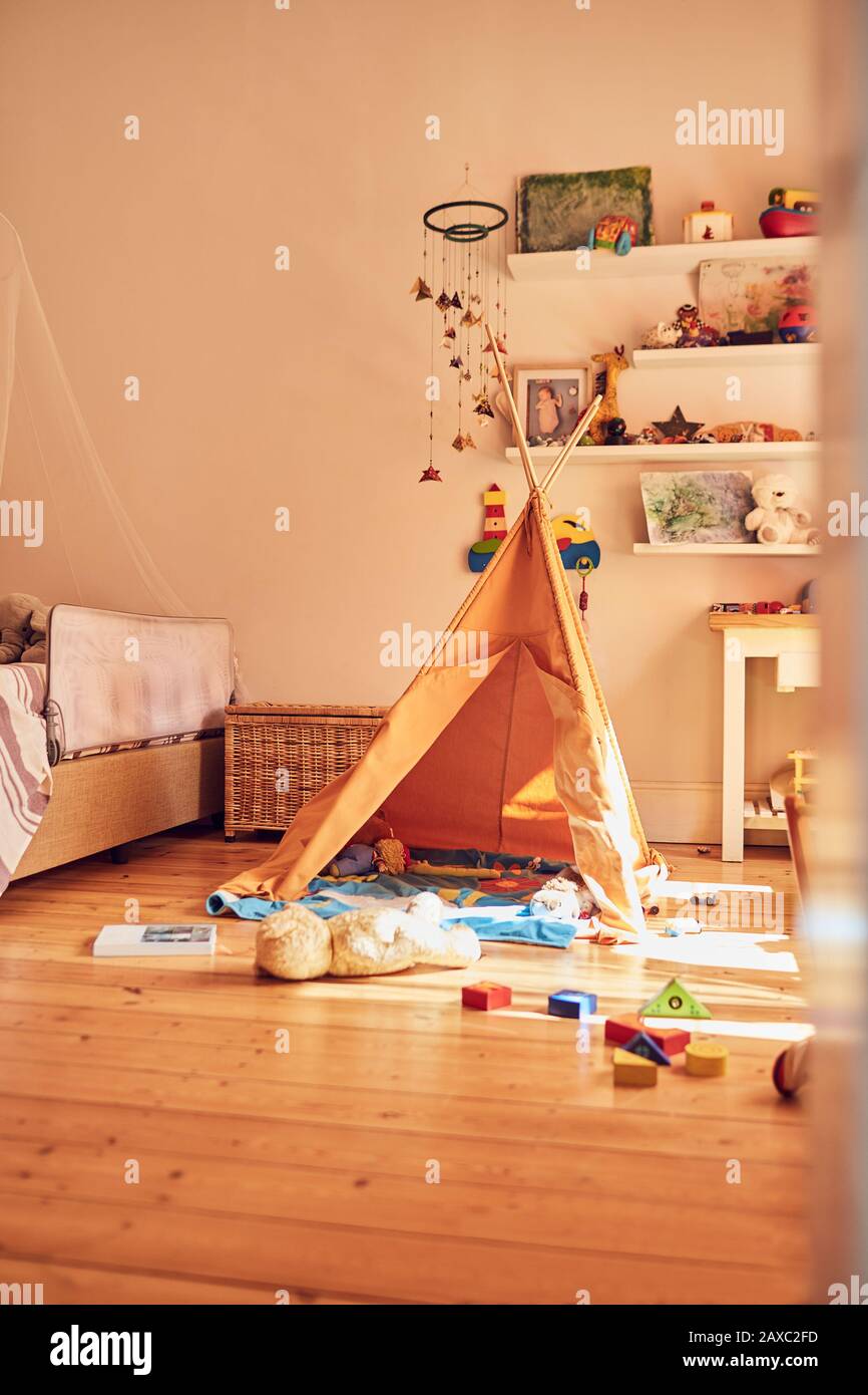 Giocattoli e teepee nella camera da letto del bambino Foto Stock