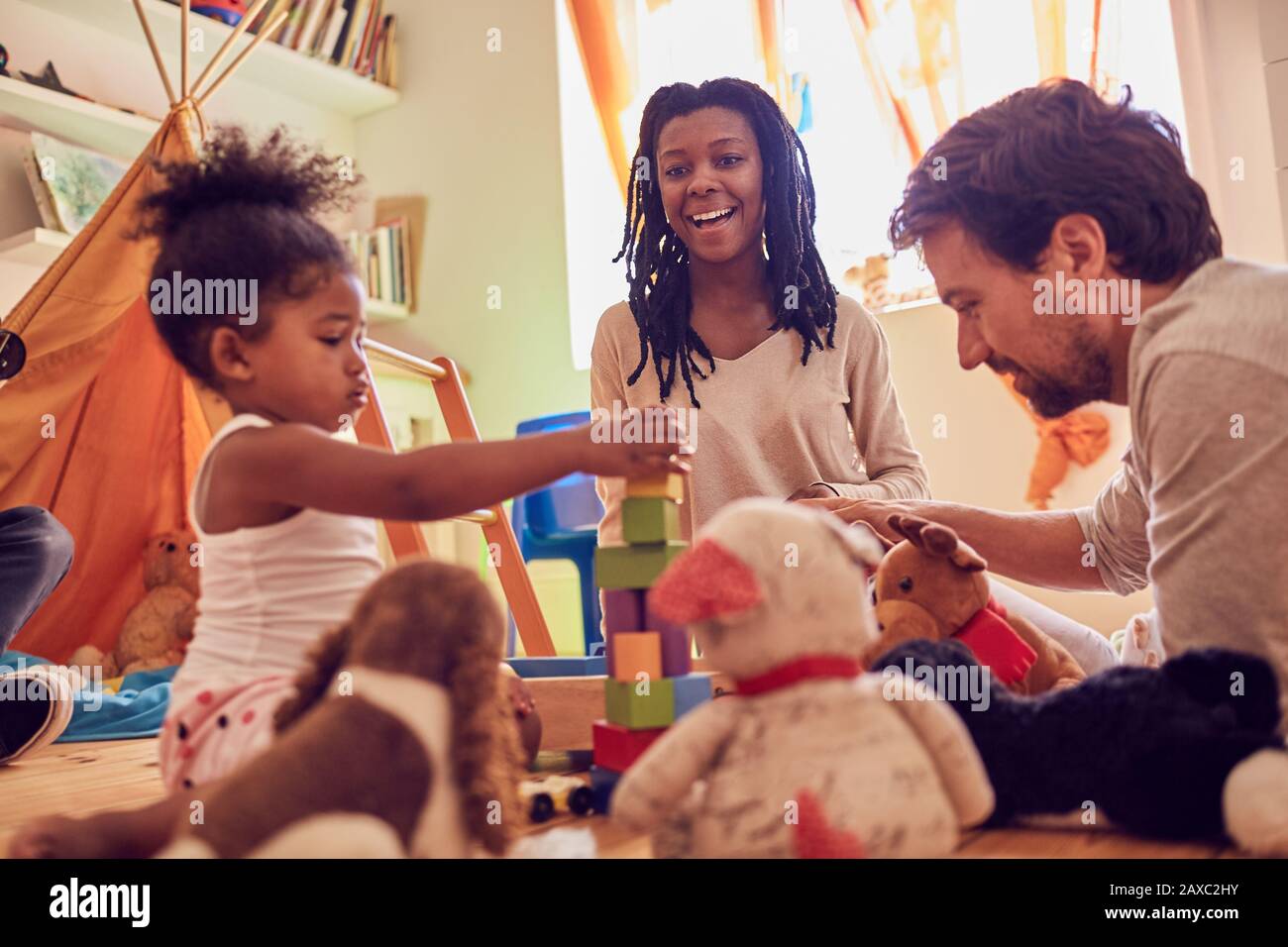 Giovane famiglia che gioca con blocchi di legno Foto Stock