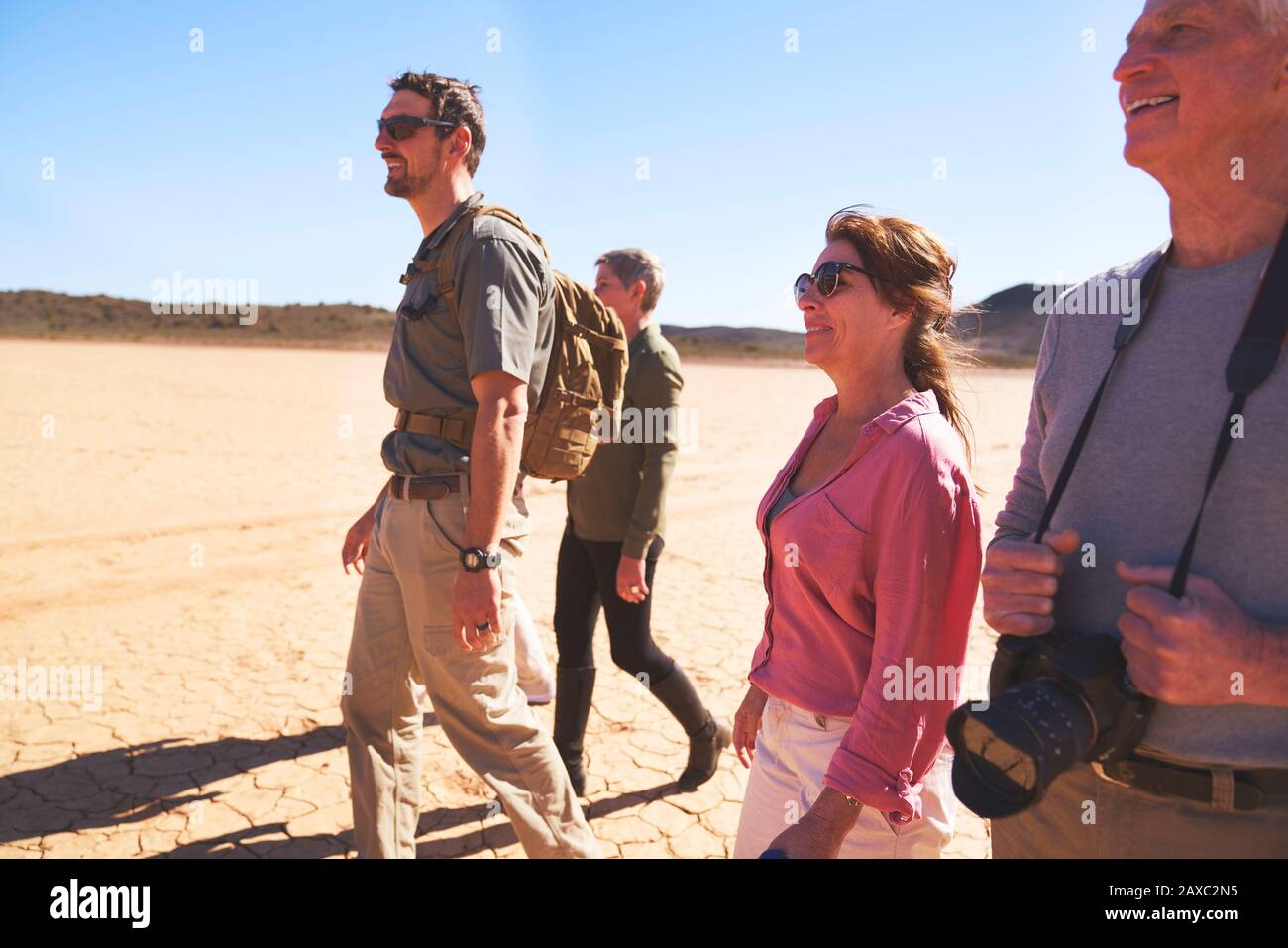 Safari guida turistica e gruppo a piedi in arido deserto del Sud Africa Foto Stock