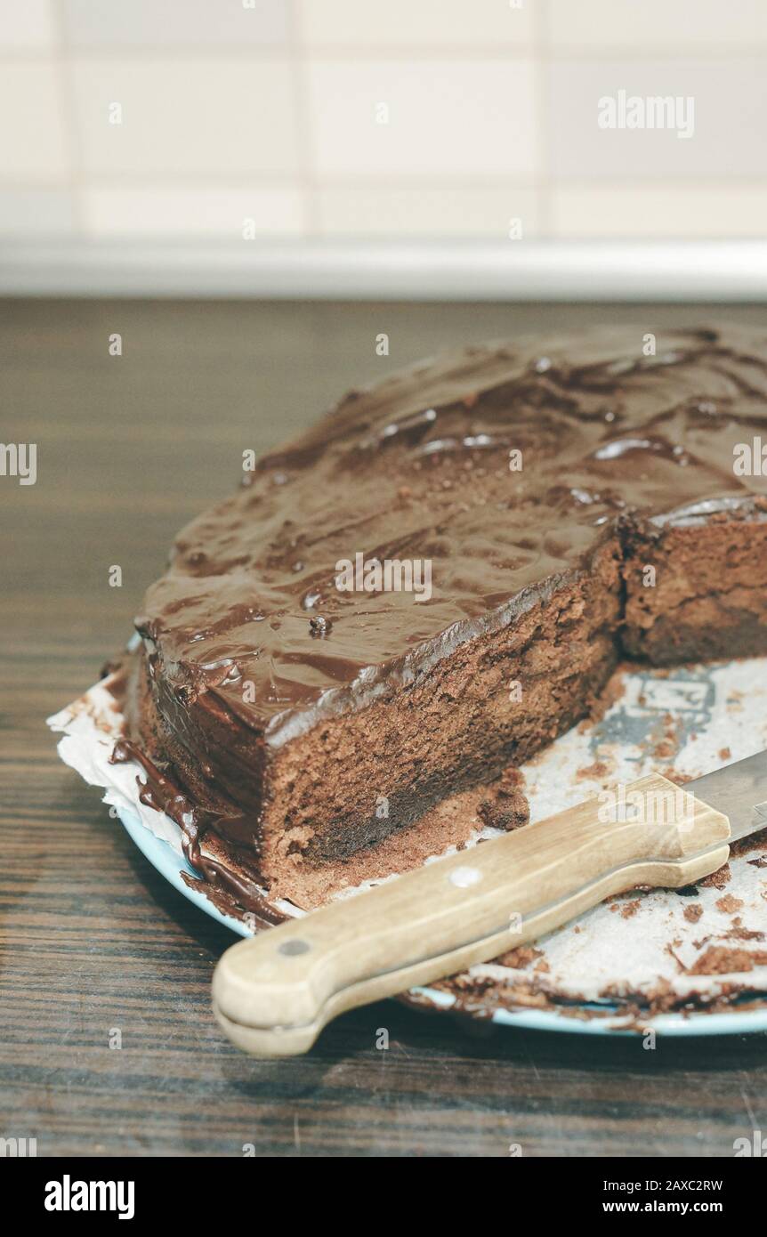 Primo piano di una torta al cioccolato a metà fette Foto Stock