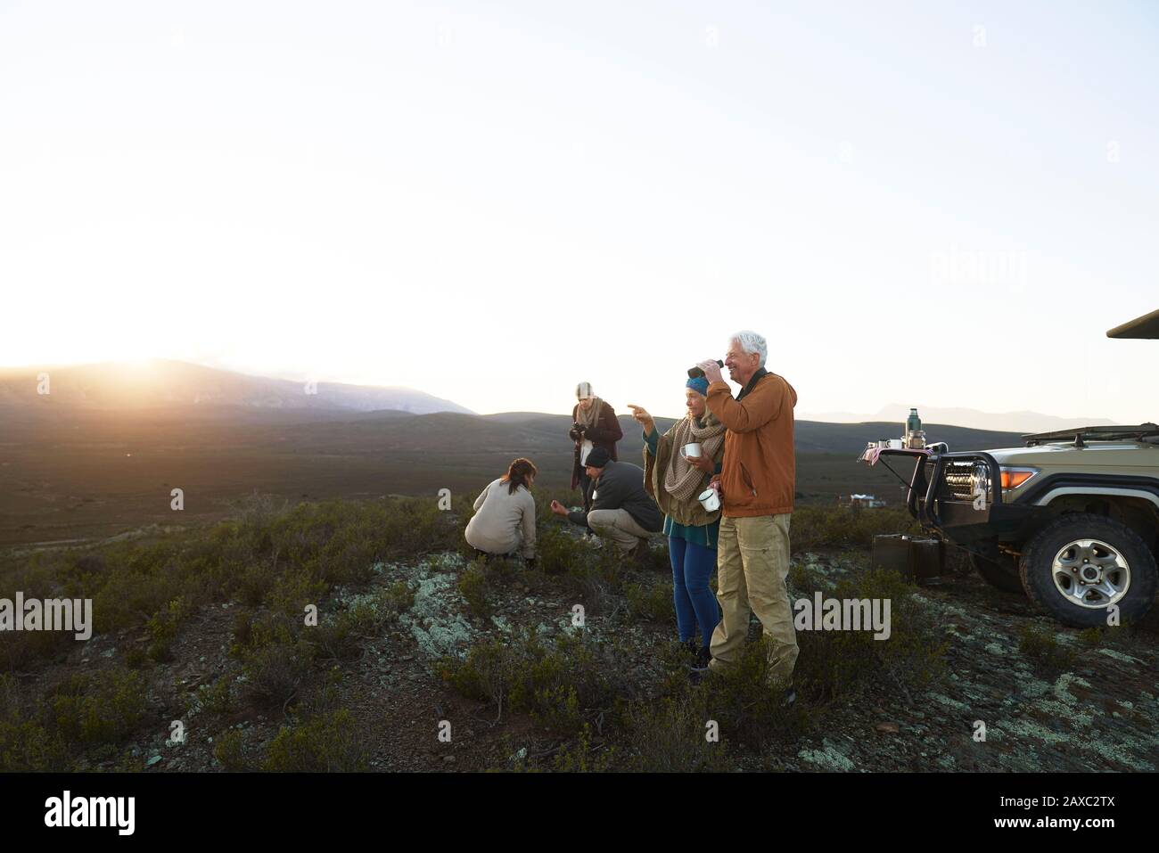 Safari tour gruppo bere tè e godersi la vista del paesaggio dell'alba Foto Stock