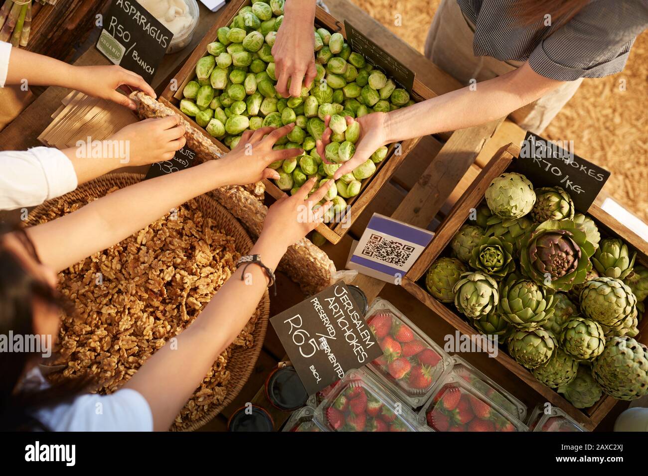 Vista aerea le persone che acquistano sul mercato agricolo, selezionando i germogli di bruxelles Foto Stock