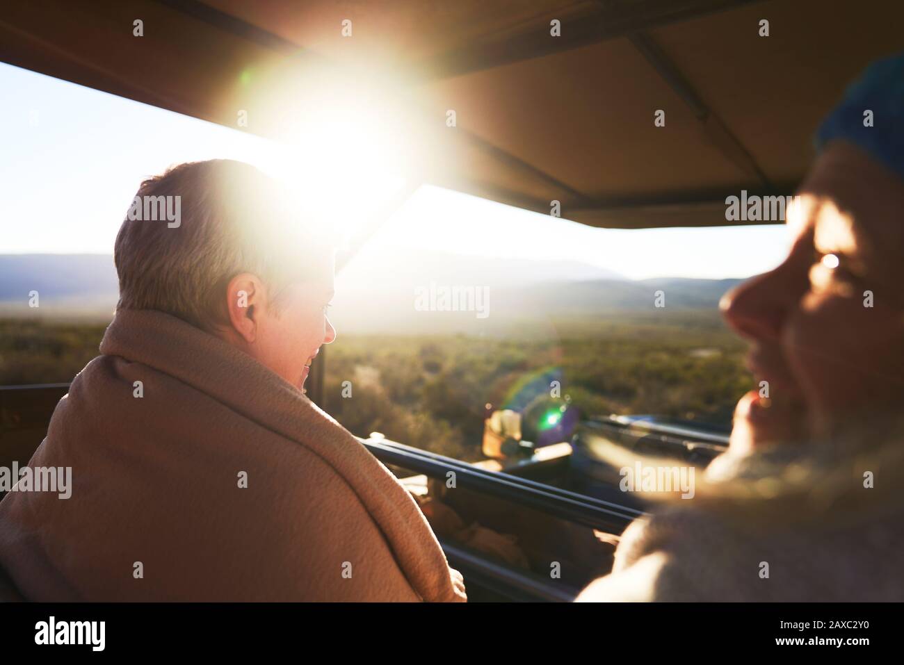 Buone donne che cavalcano in un safari fuoristrada Foto Stock