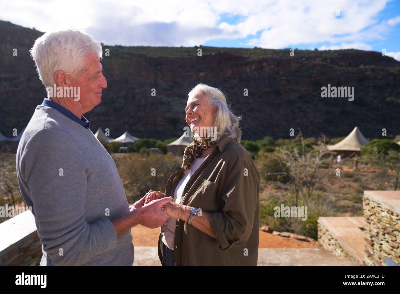 Felice coppia senior sul soleggiato safari Lodge balcone Sud Africa Foto Stock