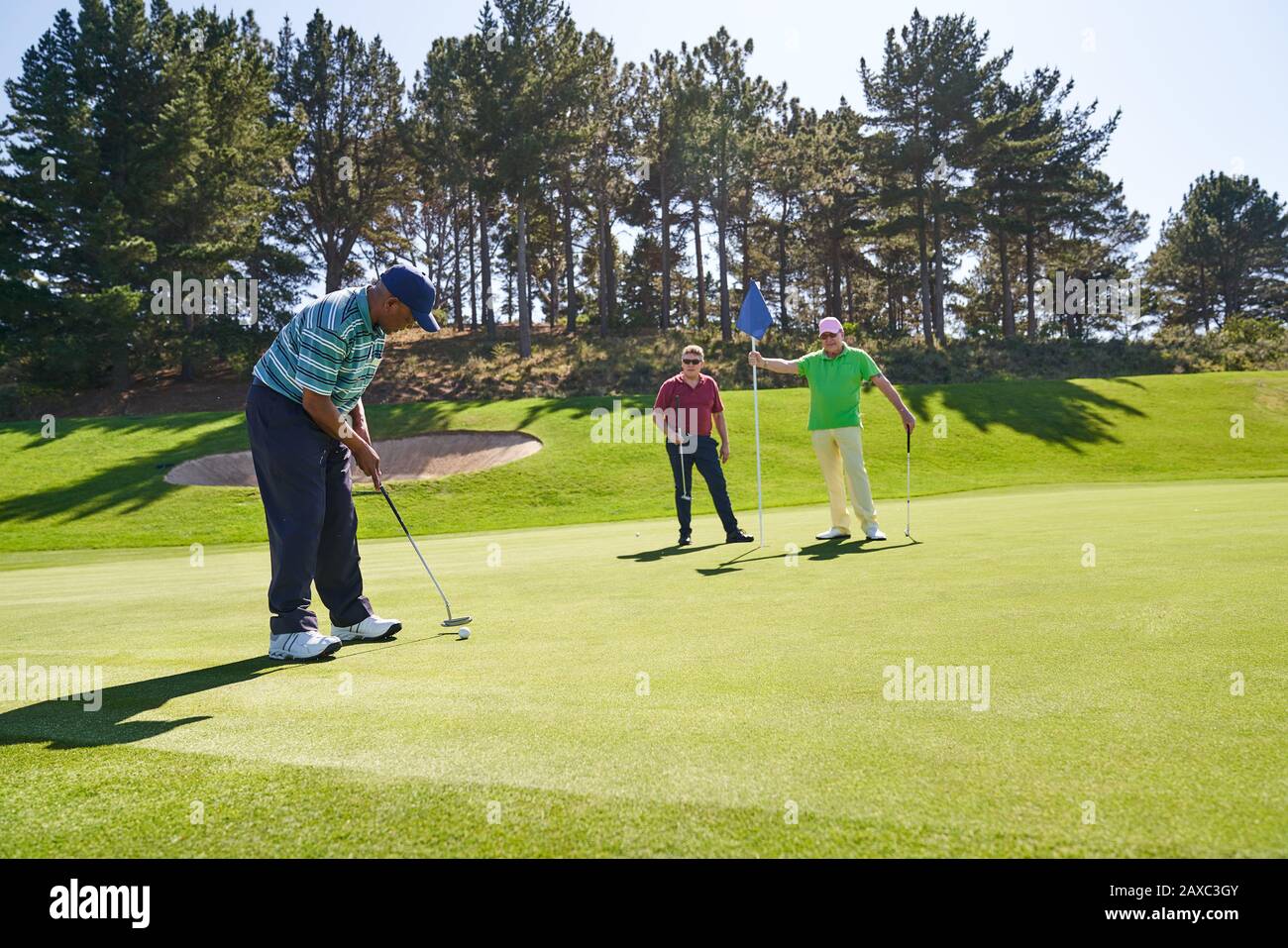Golfista che mette su un campo da golf soleggiato Foto Stock