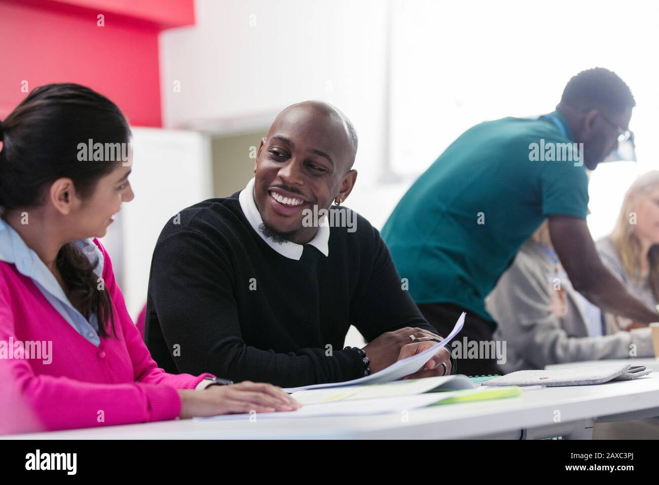 Studenti universitari comunitari che studiano in classe Foto Stock