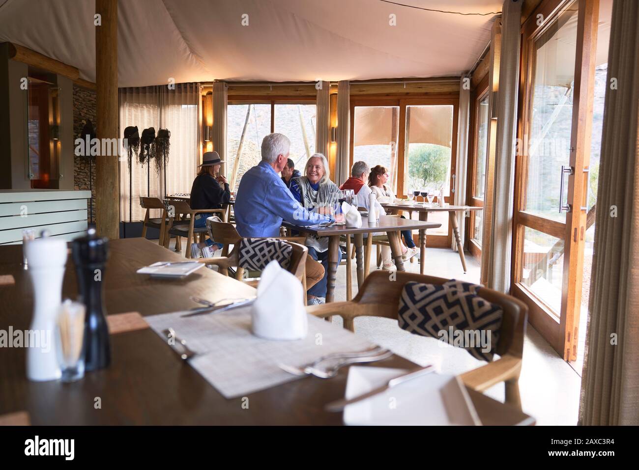 Coppia senior a pranzo nel ristorante Foto Stock