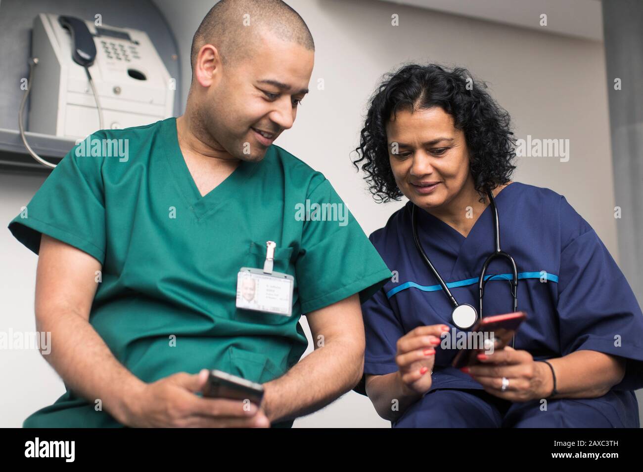 Medico e chirurgo che utilizza smartphone Foto Stock