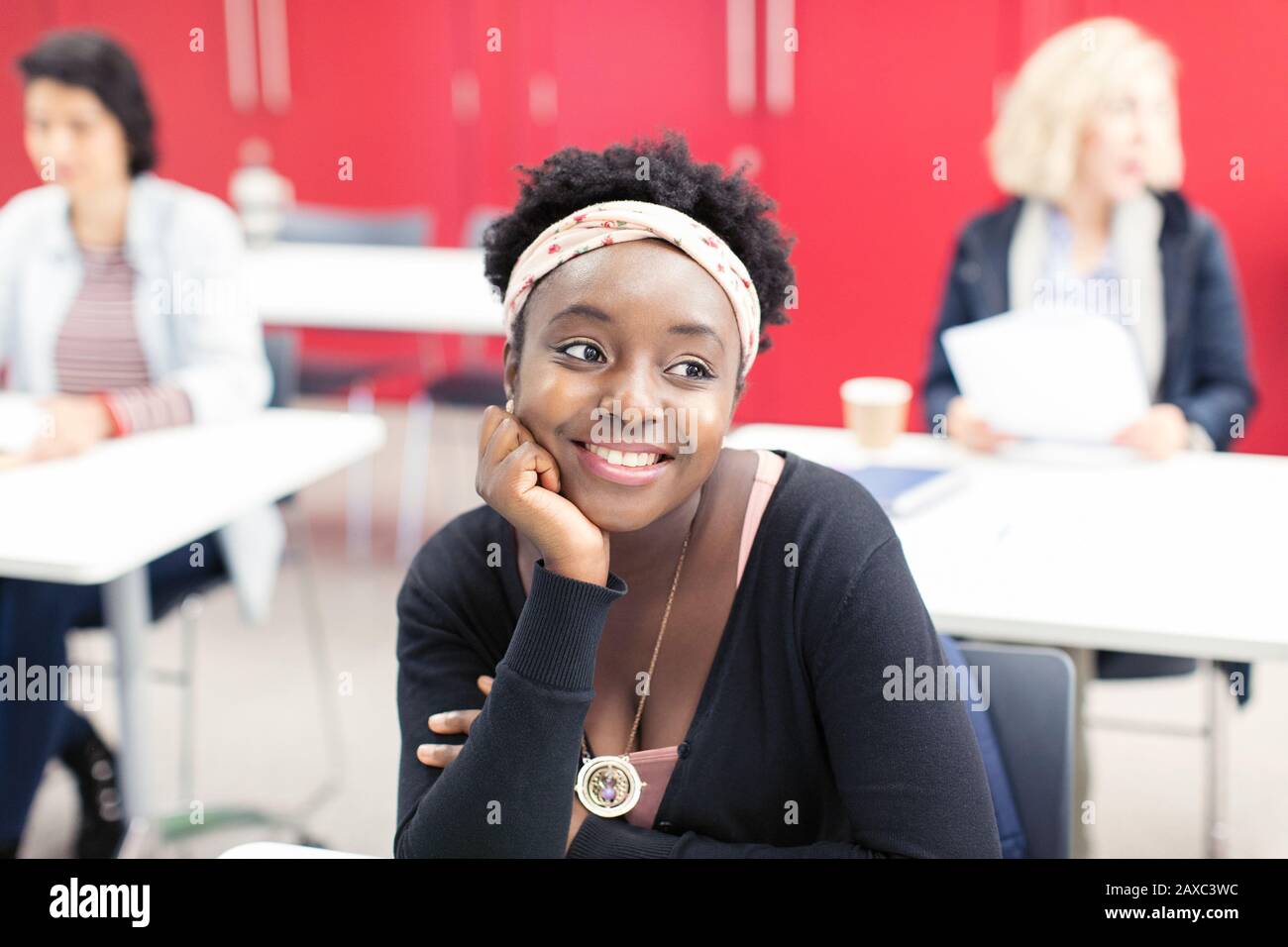 Sorridente, fiducioso giovane studente di college femminile in classe Foto Stock