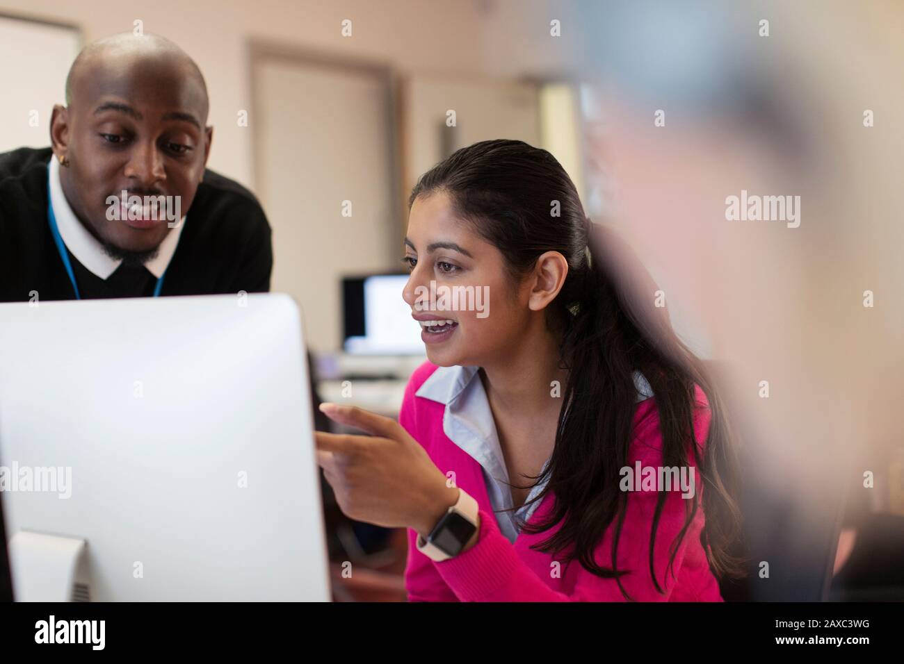 Persone in viaggio d'affari che parlano, si incontrano al computer Foto Stock