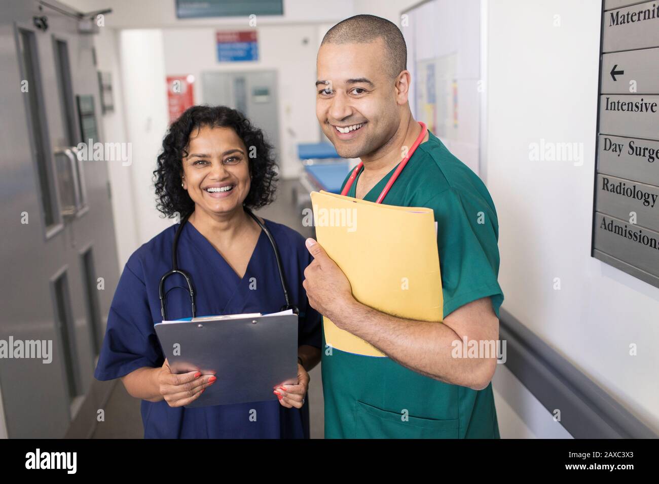 Ritratto medici sicuri con carta medica che fa giri nel corridoio dell'ospedale Foto Stock