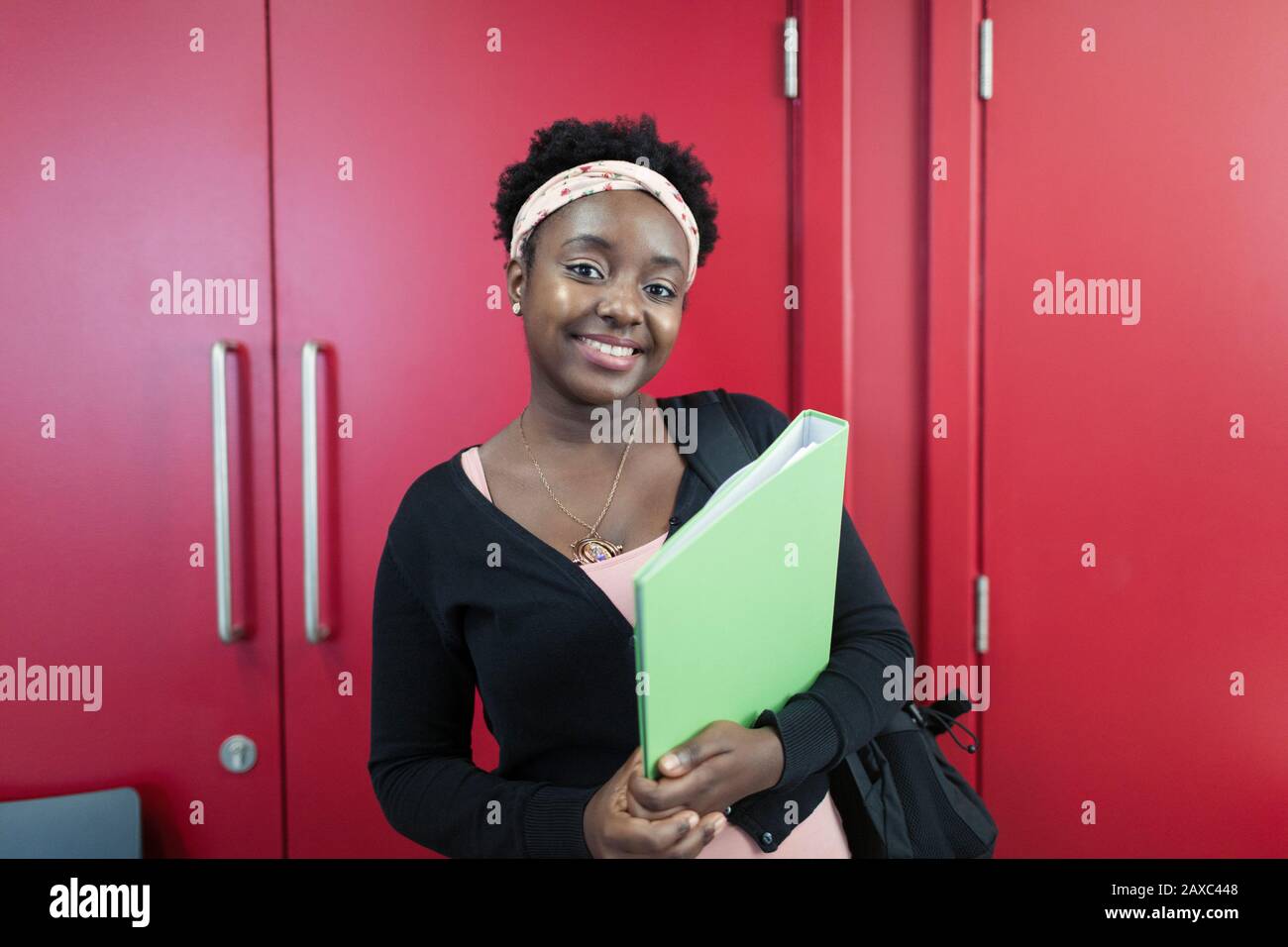 Ritratto fiducioso giovane studente universitario femminile Foto Stock