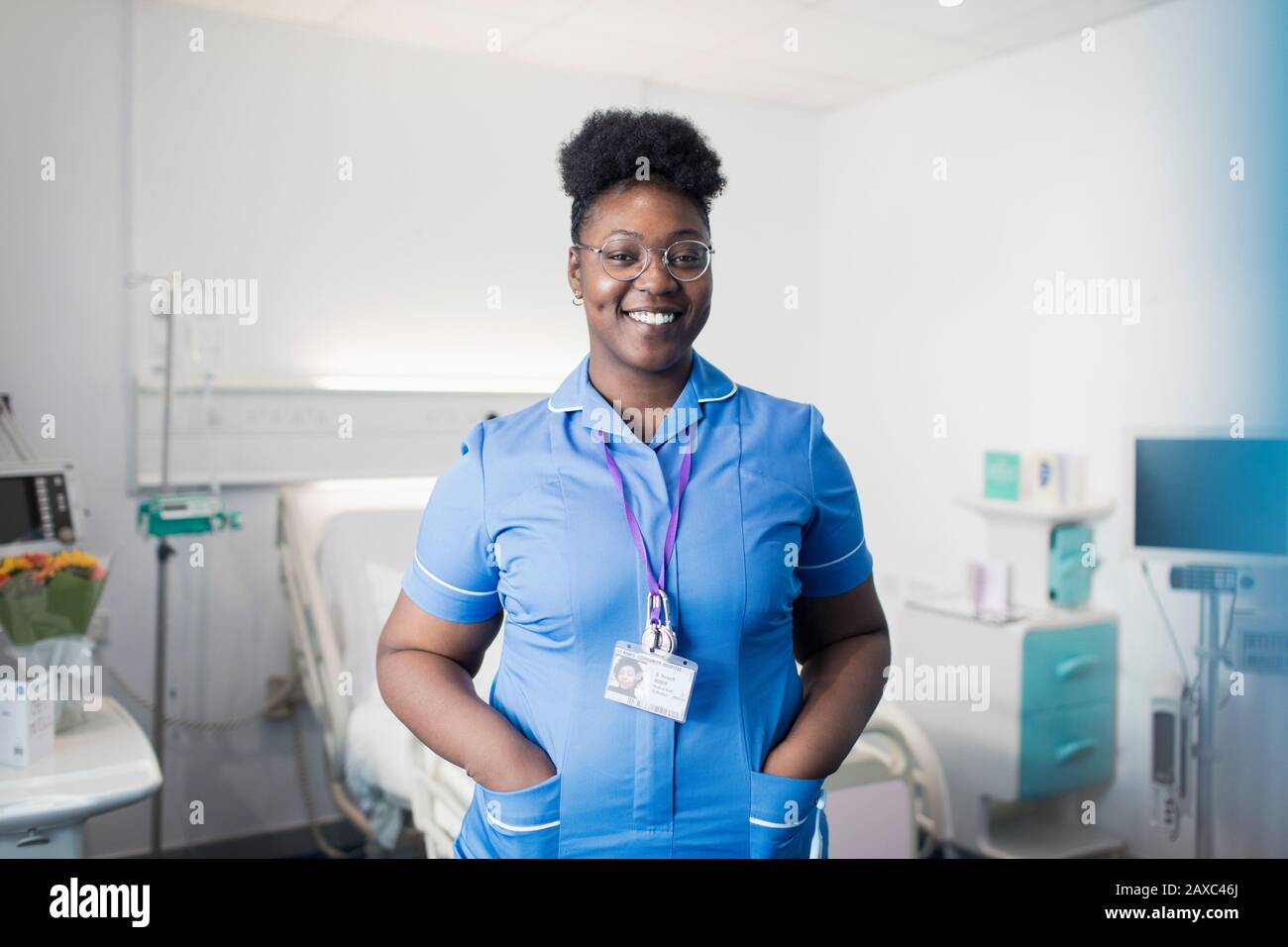 Ritratto sicuro, sorridente infermiera femminile nella stanza dell'ospedale Foto Stock
