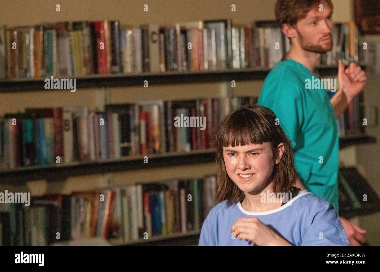 Teatro Bibliotecario che esegue Alice nel Nido di Cuckoo in una biblioteca Foto Stock