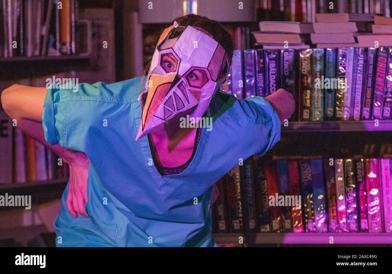 Teatro Bibliotecario che esegue Alice nel Nido di Cuckoo in una biblioteca Foto Stock