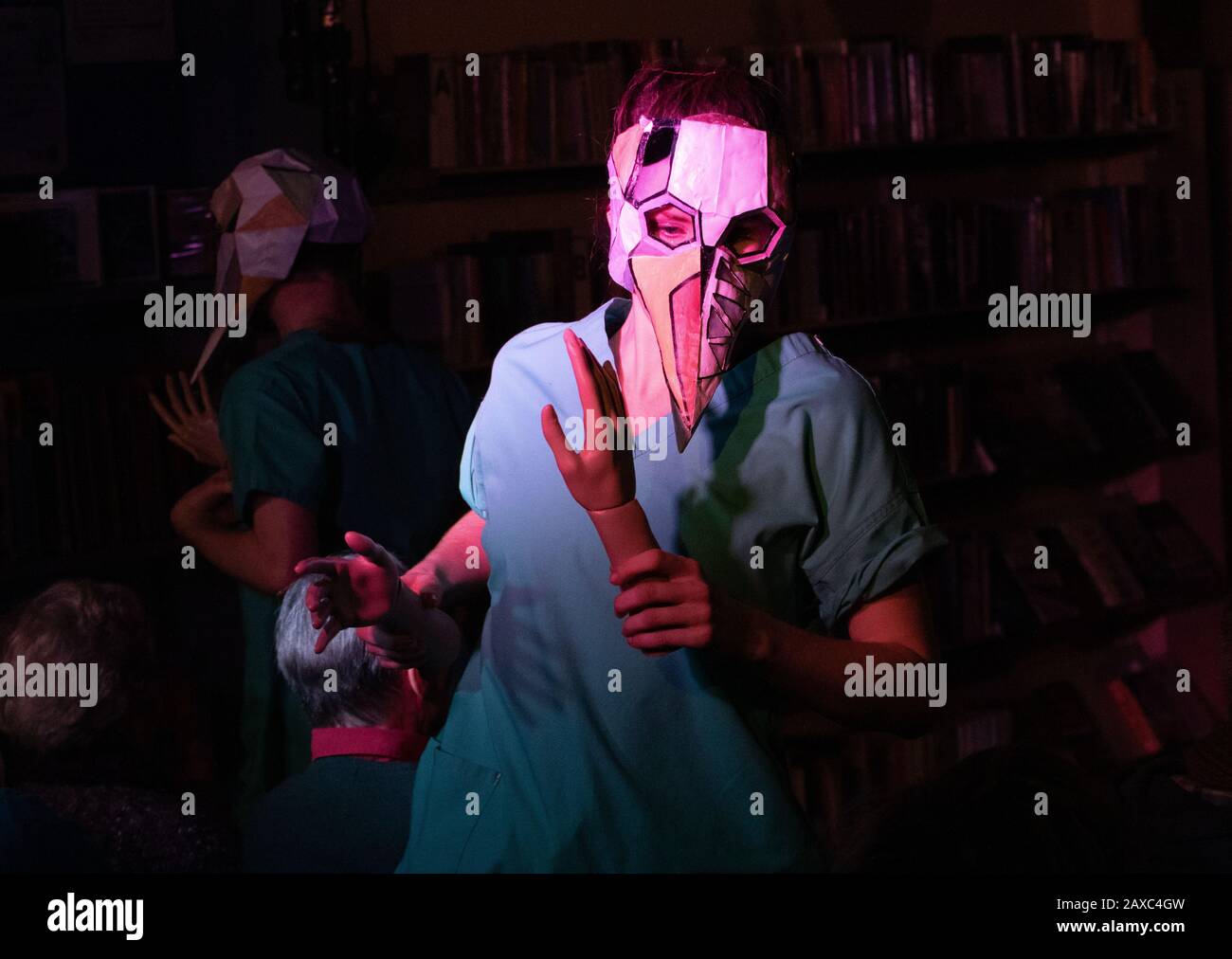 Teatro Bibliotecario che esegue Alice nel Nido di Cuckoo in una biblioteca Foto Stock
