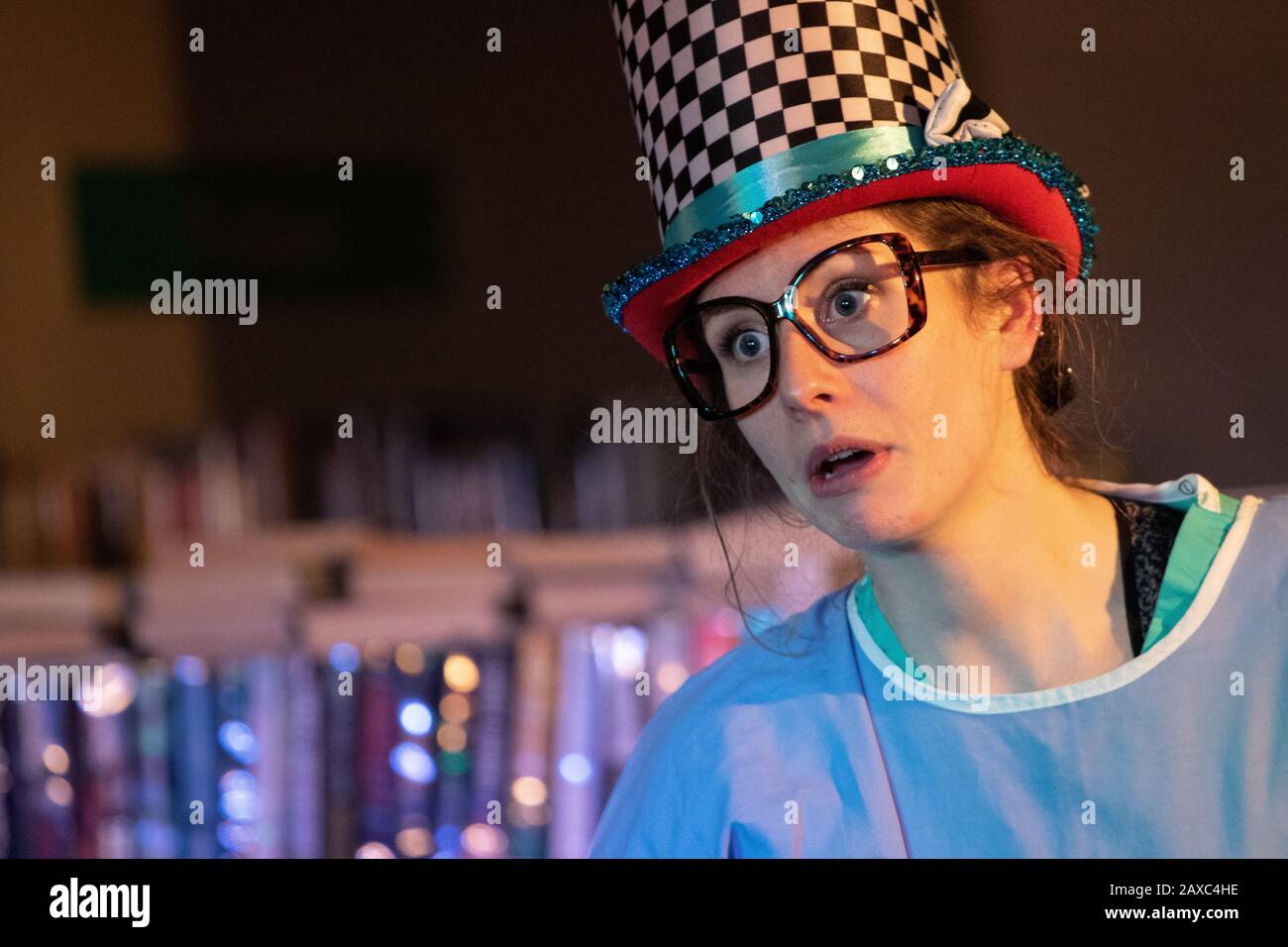 Teatro Bibliotecario che esegue Alice nel Nido di Cuckoo in una biblioteca Foto Stock