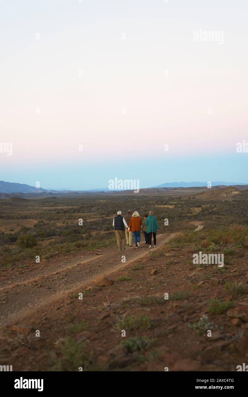 Tour in Safari per un gruppo a piedi lungo la strada sterrata sulla riserva naturale remota Foto Stock