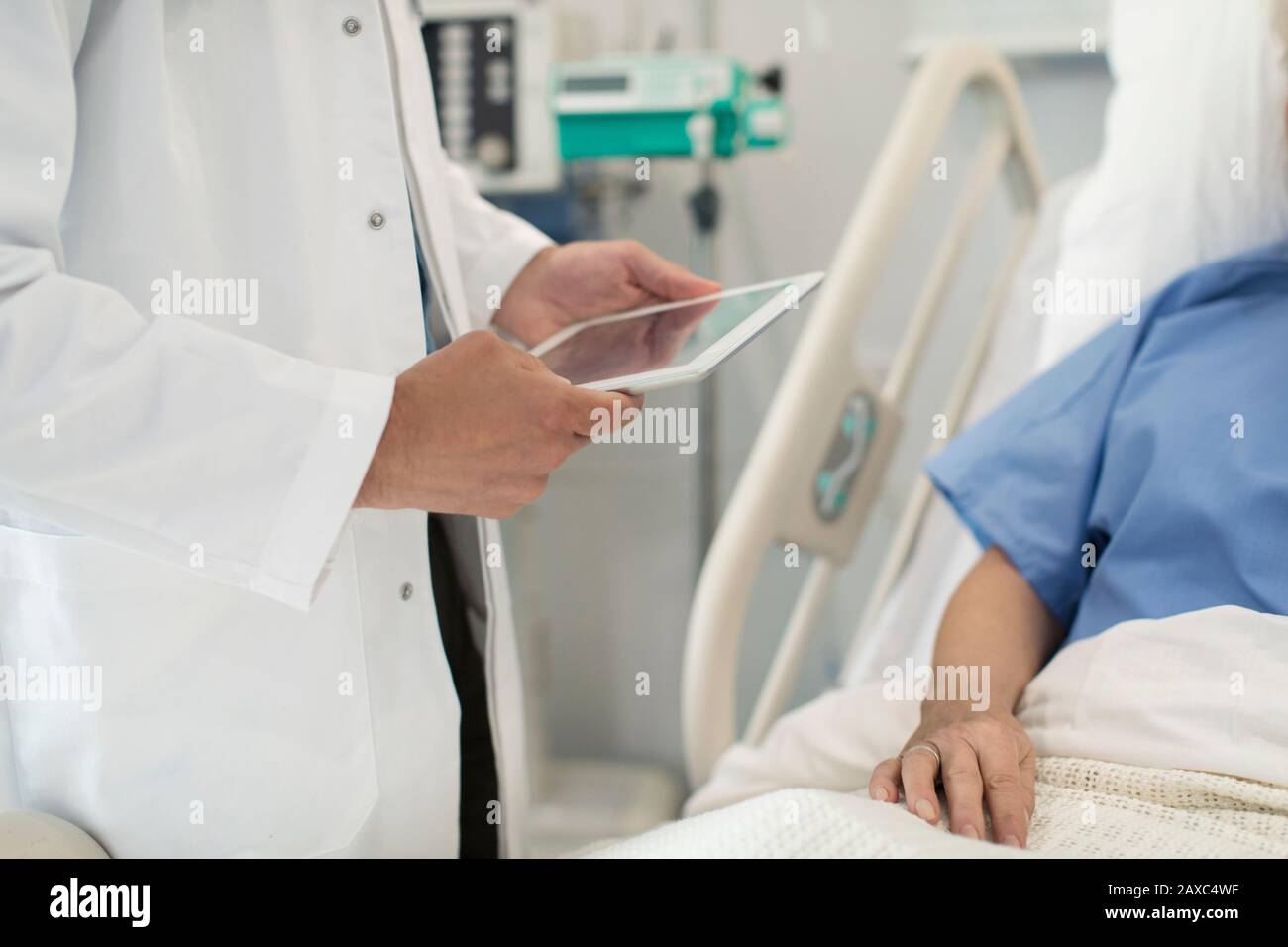 Medico con tablet digitali, controllo del paziente nel letto dell'ospedale Foto Stock