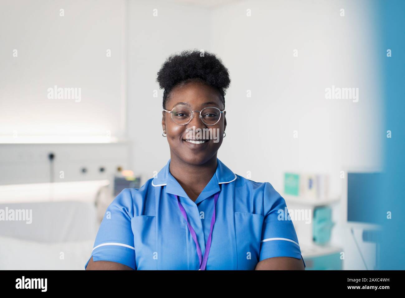 Ritratto sicuro, sorridente infermiera femminile in ospedale Foto Stock