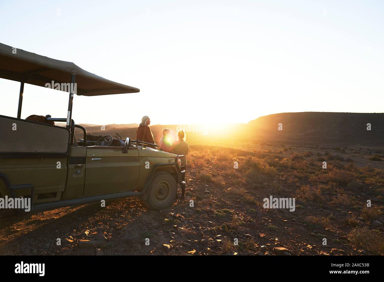Tour Safari in gruppo guardando il tramonto su un veicolo fuoristrada in Sud Africa Foto Stock