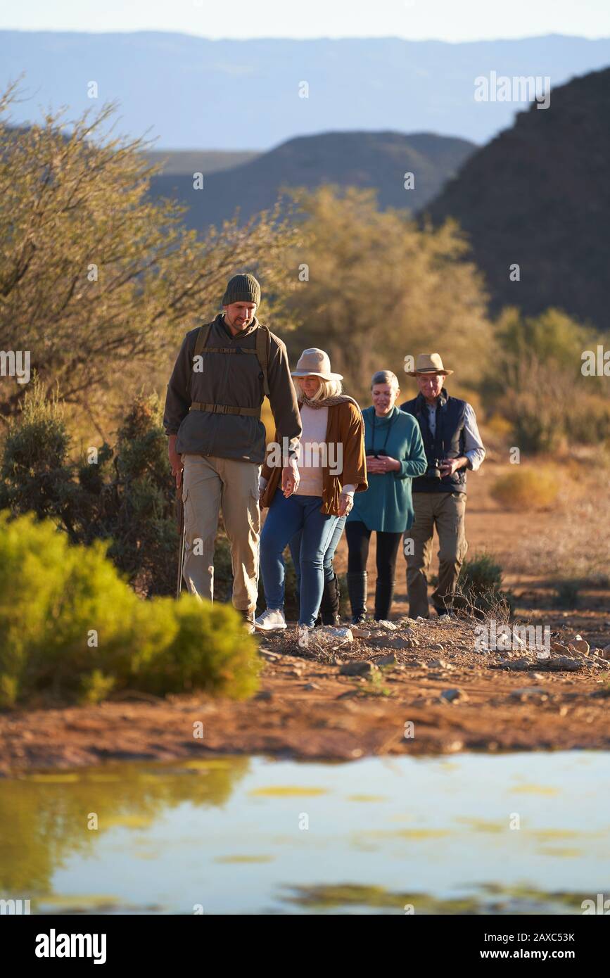 Guida turistica safari che guida il gruppo nella soleggiata riserva naturale Foto Stock