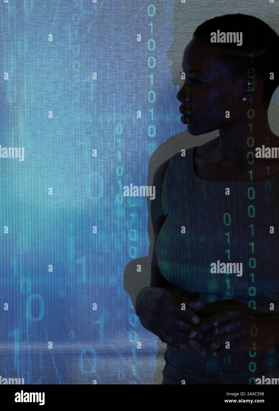 Silhouette di businesswoman contro codice binario sullo schermo di proiezione Foto Stock