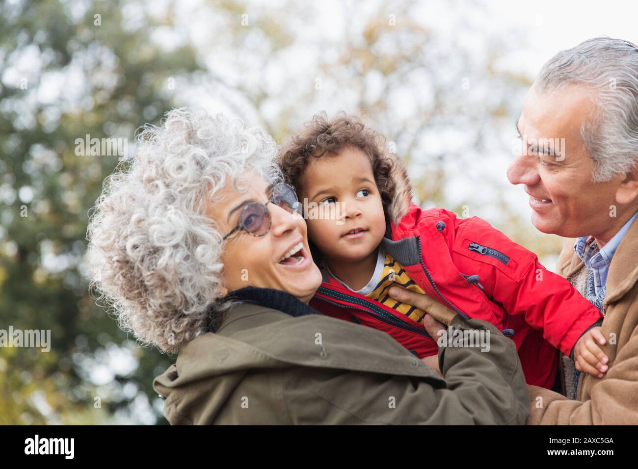 Nonni affettuosi che abbracciano il nipote Foto Stock