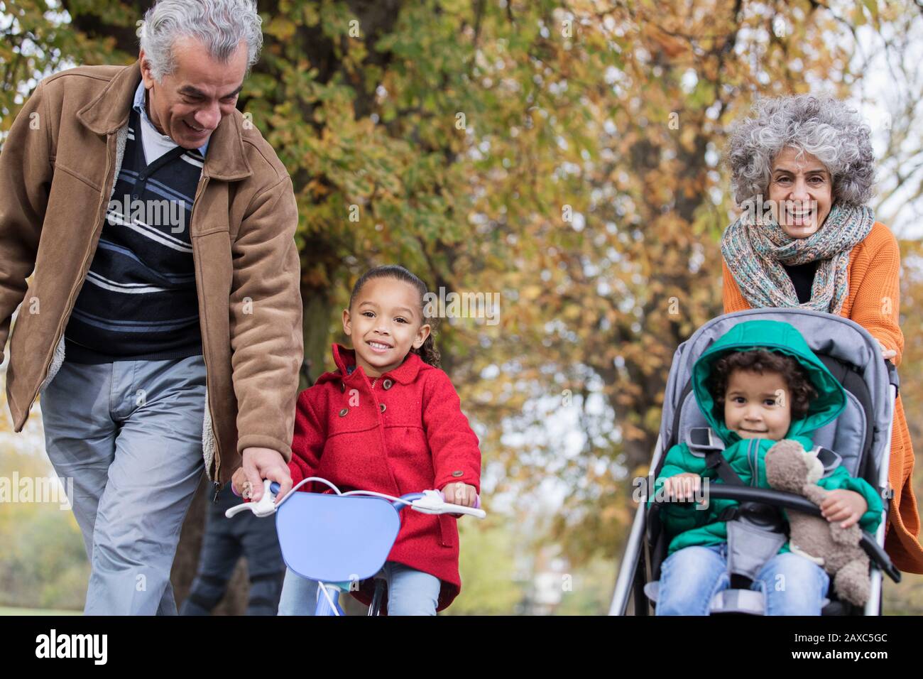 Nonni con nipoti nel parco autunnale Foto Stock