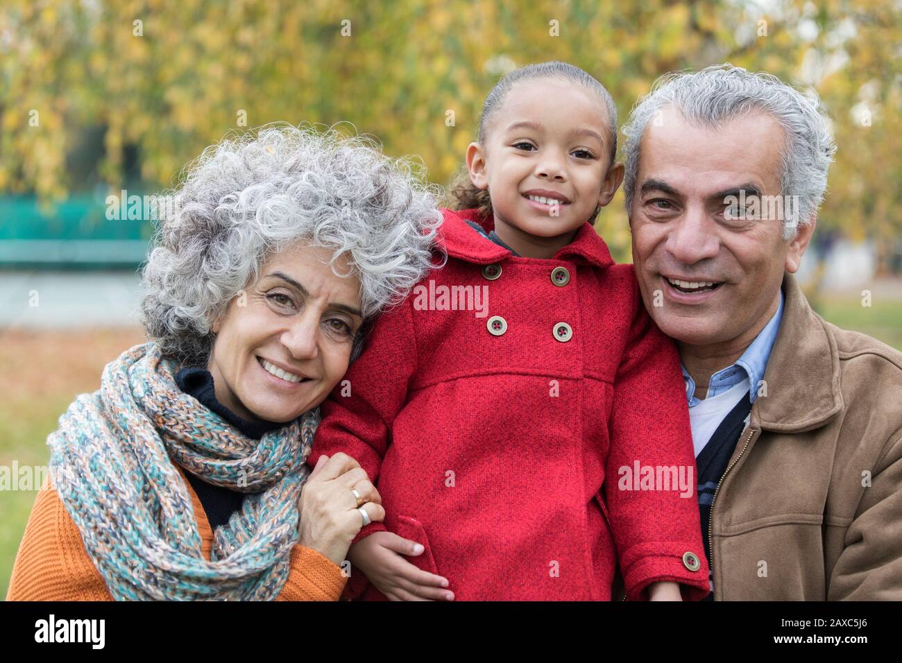 Ritratto nonni sorridenti con nipote Foto Stock