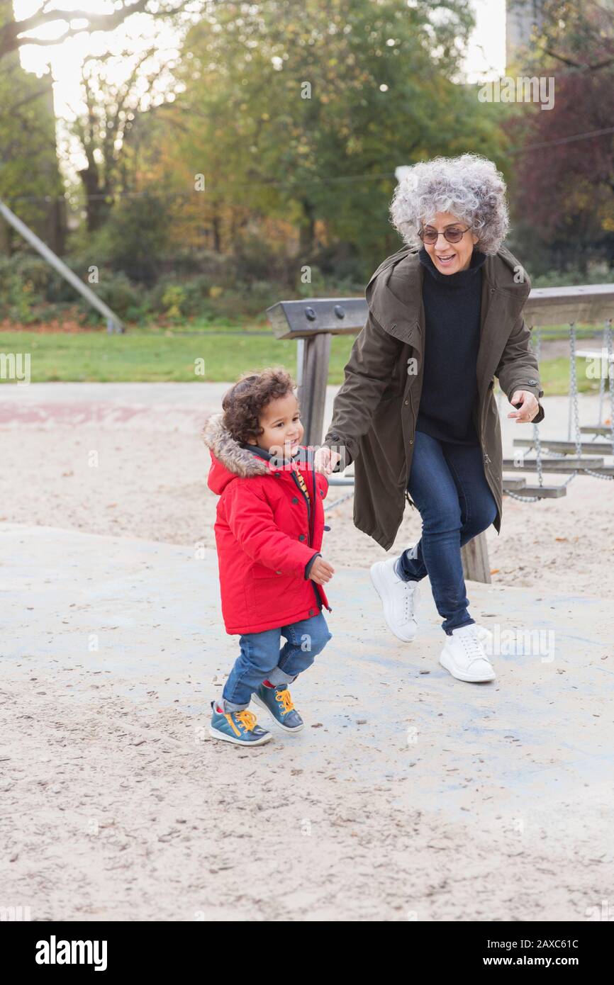 Nonna e nipote che corrono nel parco Foto Stock