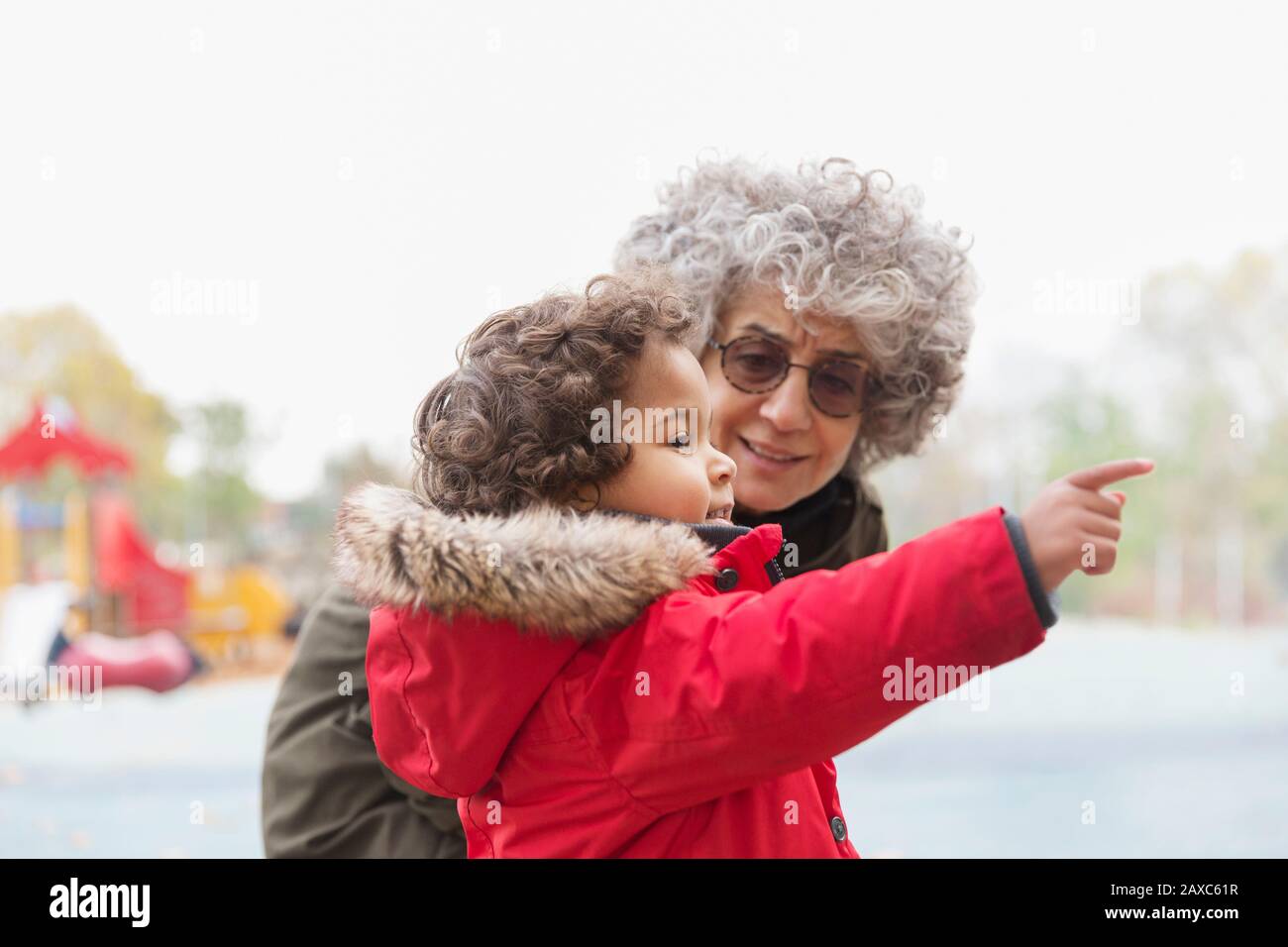 Nonna che ascolta il nipote del bambino Foto Stock