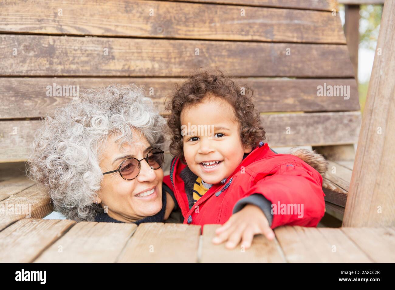 Ritratto nonna giocosa e nipote del bambino Foto Stock
