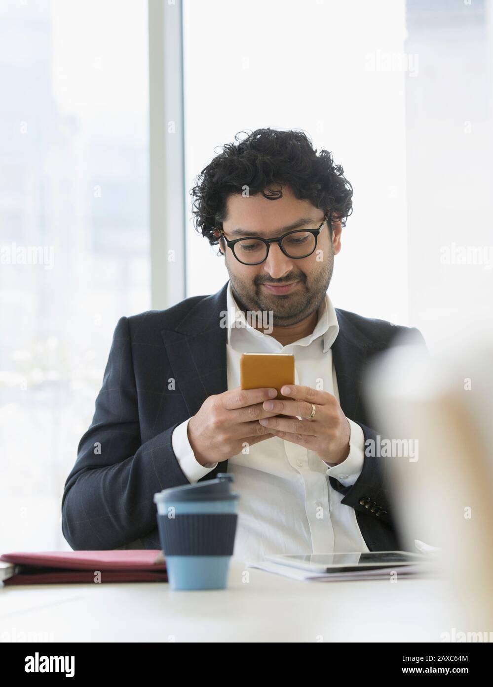 Imprenditore utilizzando smart phone Foto Stock