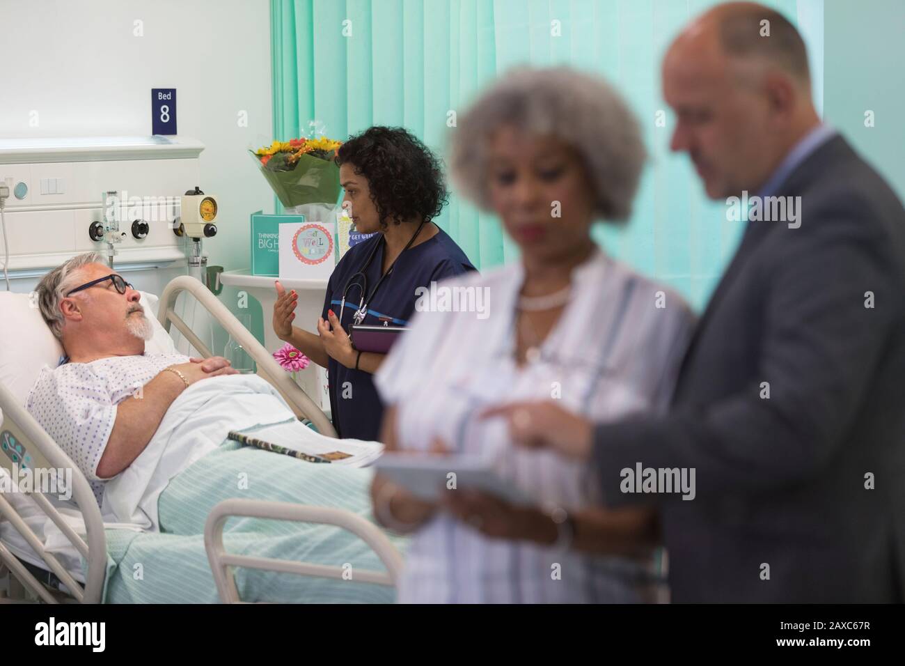 Cicli medici, parlando con pazienti anziani in ospedale Foto Stock